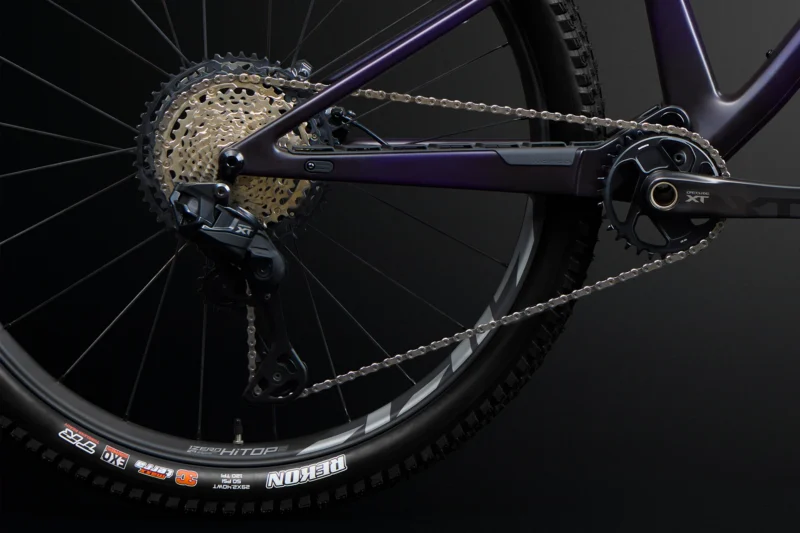 My26 revolver c1 130 royal purple raw carbon drivetrain 1920x1280 xl