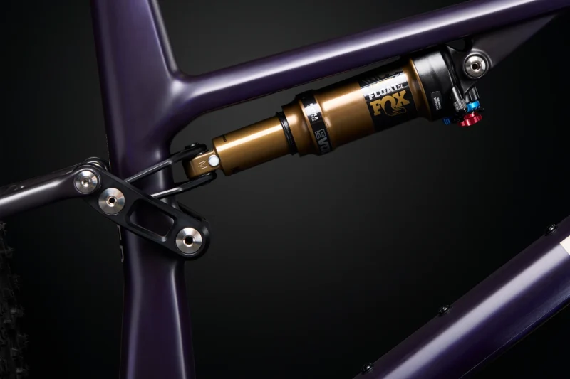 My26 revolver c1 130 royal purple raw carbon rearshock 1920x1280 xl