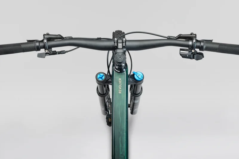 My26 revolver c2 130 shore green raw carbon cockpit 1920x1280 xl