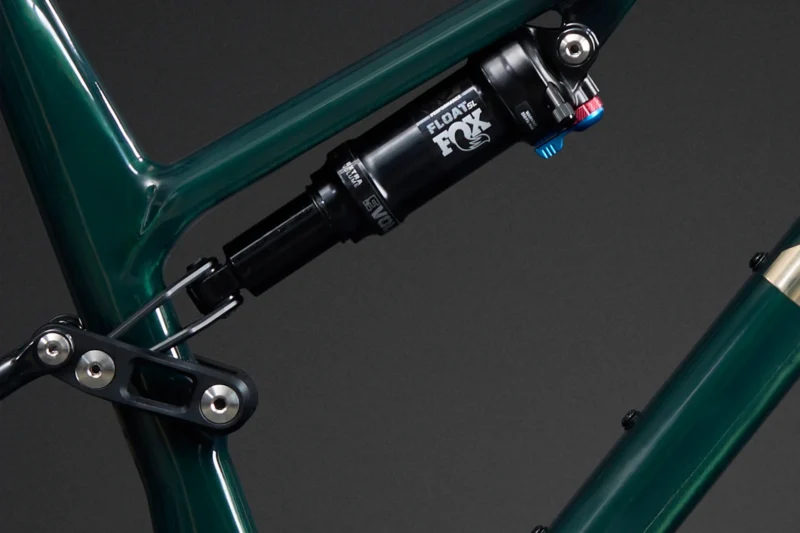 My26 revolver c2 130 shore green raw carbon rear fork 1920x1280 xl