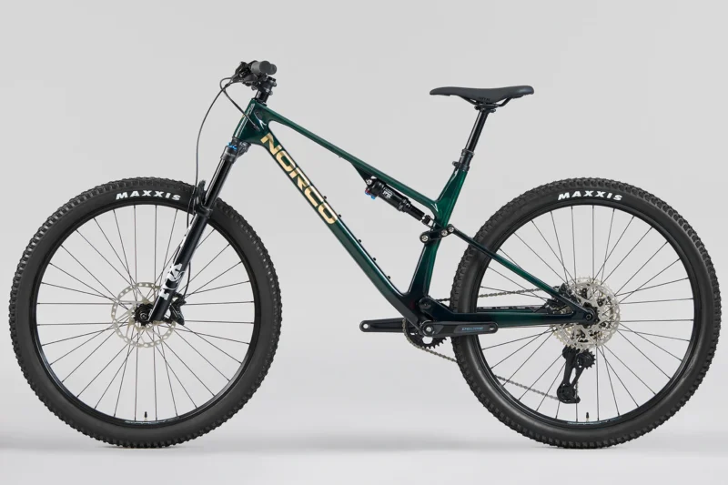 My26 revolver c2 130 shore green raw carbon side nds 1920x1280 xl