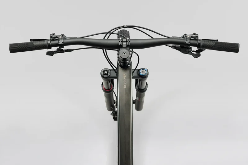 My26 revolver c3 130 fast black raw carbon cockpit 1920x1280 xl