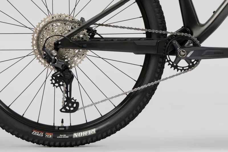 My26 revolver c3 130 fast black raw carbon drivertrain 1920x1280 xl