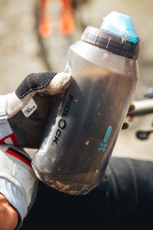 AB 09675(TBL) TWIST single bottle 750 antibacterial outdoor 01 800x800