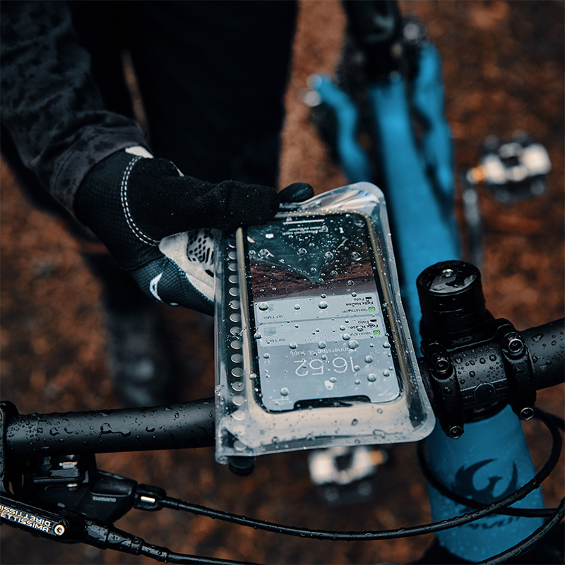 FIDLOCK VACUUM uni phone case in der hülle fahrrad am lenker von oben 800x800