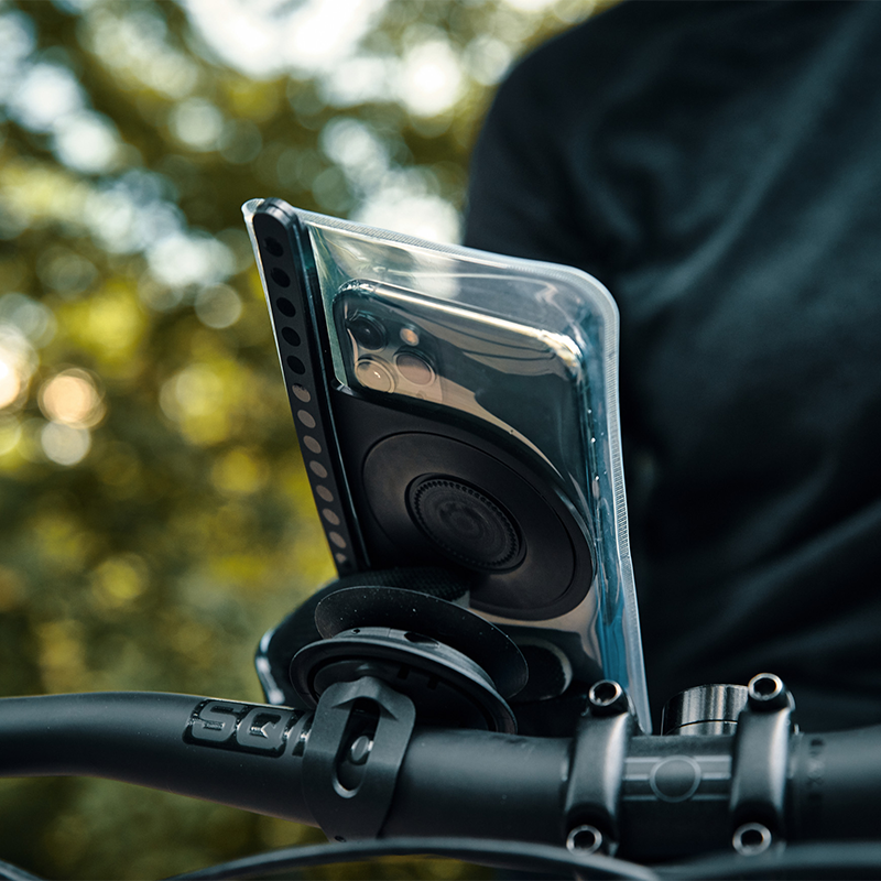 FIDLOCK VACUUM uni phone case in der hülle fahrrad am lenker 800x800