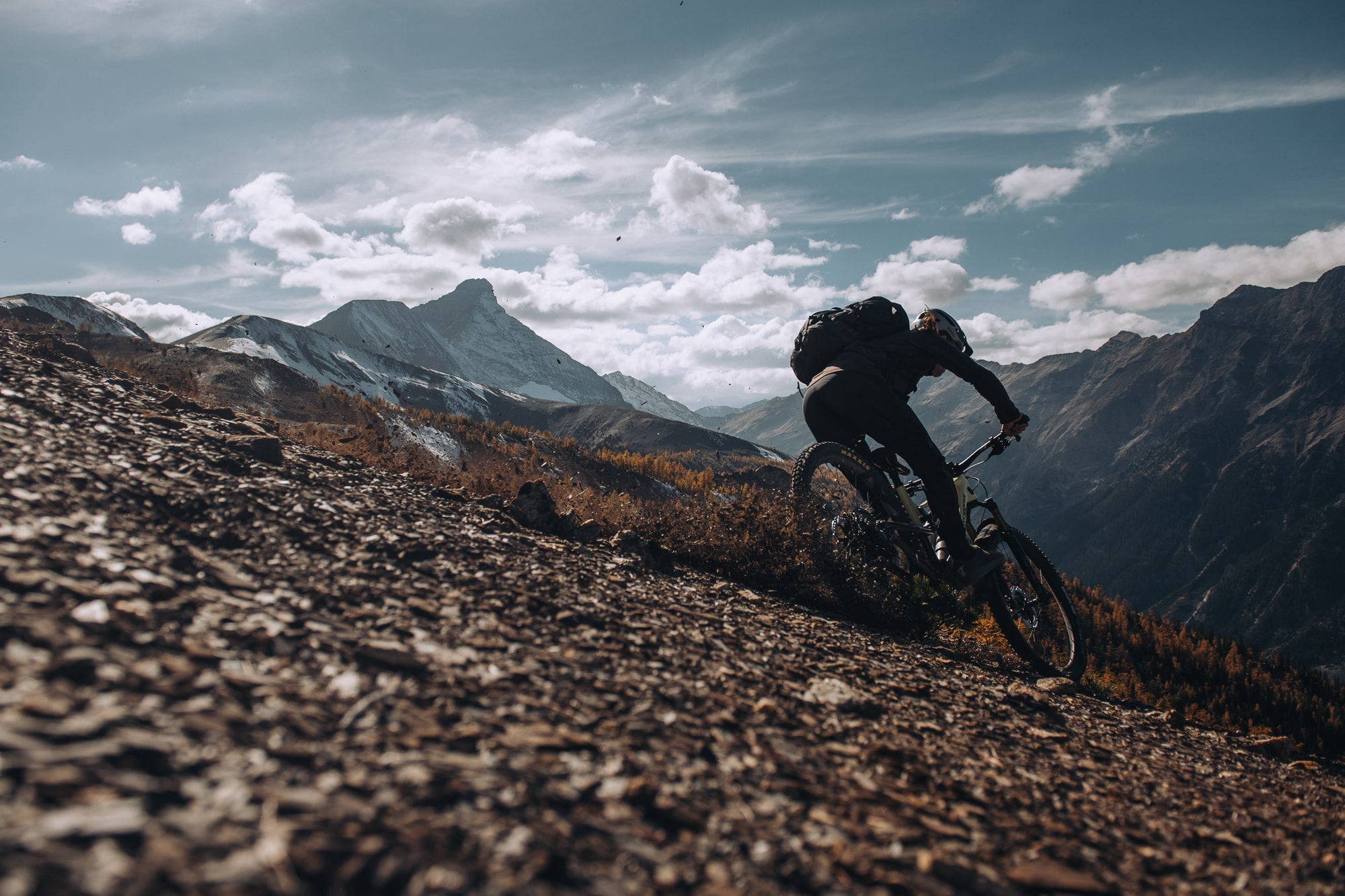 Rocky Mountain Instinct Carbon 50 2025 en action sur les sentiers all-mountain