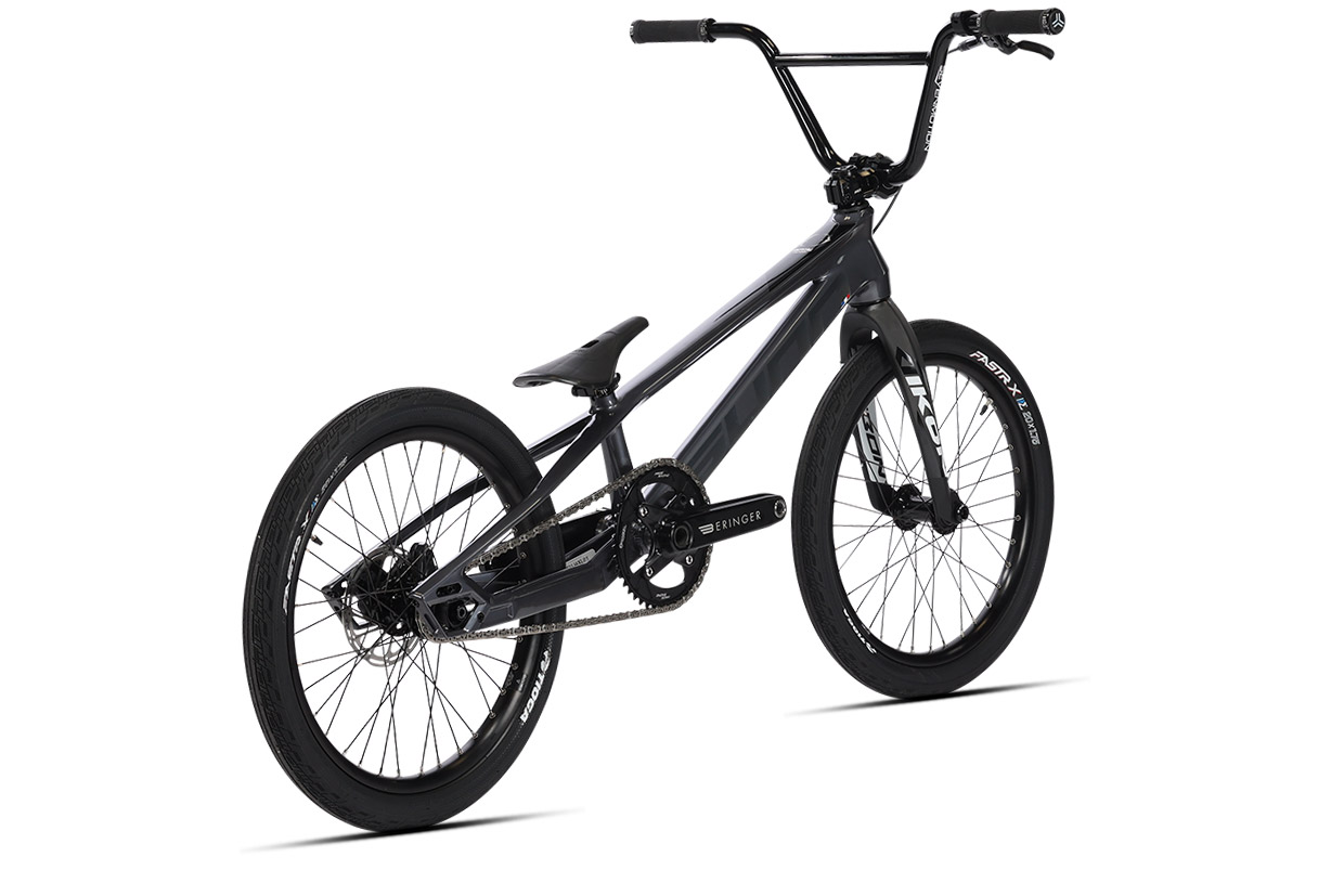 Sunn Royal Factory BMX race cintre Pride SevenMotion 8 pouces tige de selle Pivotal frein disque Shimano MT501 detail