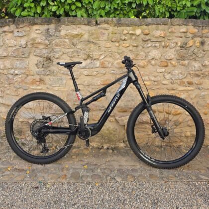Whistle AXR C7.7 Avinox Noir/Blanc rayures – VTTAE enduro carbone Avinox M2S RockShox Domain Gold 160mm