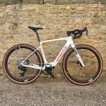 Whistle Kiowa AVX gravel blanc rouge - e-gravel carbone SRAM AXS - Cyclomontdor Lyon