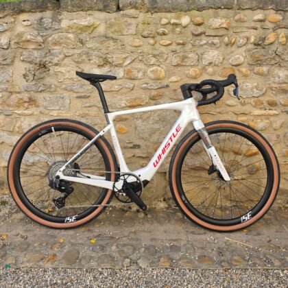 Whistle Kiowa AVX gravel blanc rouge - e-gravel carbone SRAM AXS - Cyclomontdor Lyon